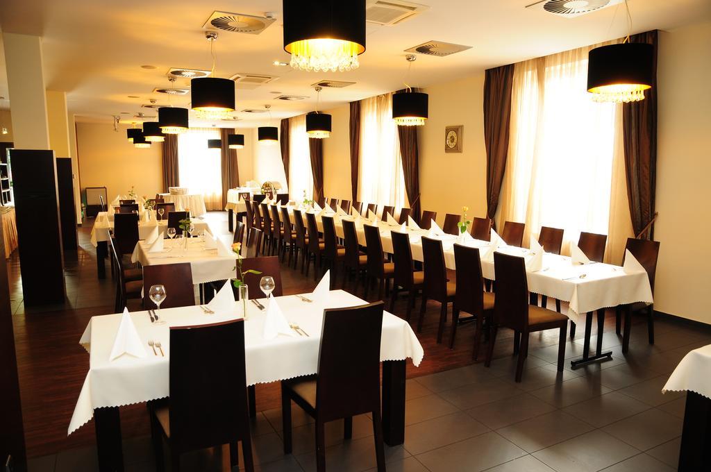Hotel Niepolomice Ngoại thất bức ảnh