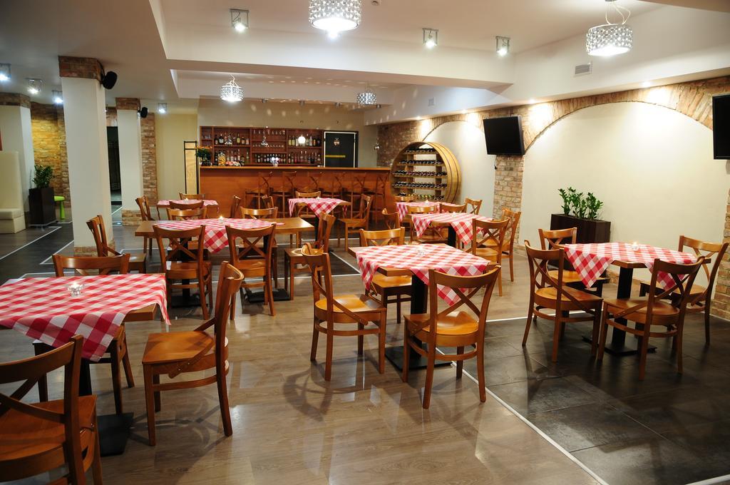 Hotel Niepolomice Ngoại thất bức ảnh